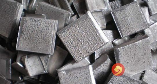 5月期鎳連續(xù)第三個(gè)月下跌，周四觸及去年6月來(lái)最低水準(zhǔn)每噸8,810美元，今年迄今下跌12%，是跌幅最大的主要基本金屬。